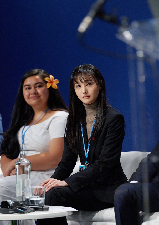 有种"整容"叫郑爽联合国发言,当她卸妆素颜出镜后,网友瞬间沸腾了