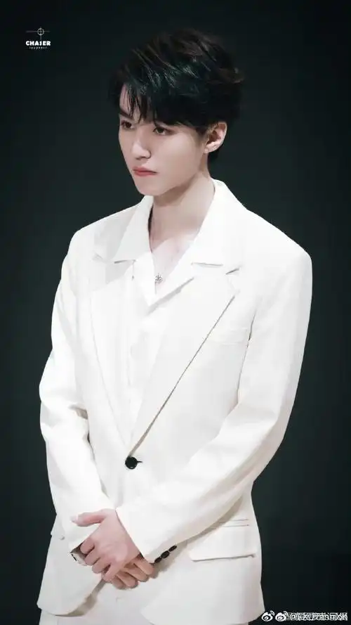 王俊凯超话#王俊凯白西服造型路透#王俊凯今日活动路透～深领白色西装