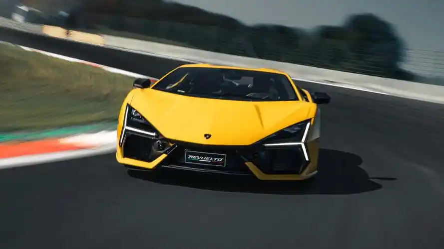 采用65升v12发动机插电混动总成兰博基尼revuelto实拍图发布