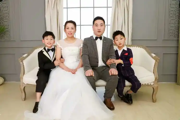 希望这一家四口是幸福的,开心的,快乐的!愿两个孩子健康快乐成长!