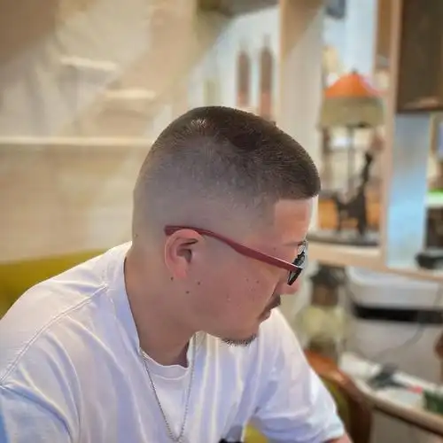 短寸头可以说是生活中最常见的发型,凭借简单好打理的特点,也是一直