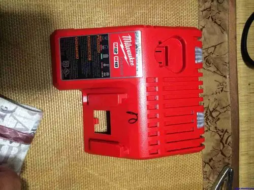 米沃奇充电器输入120改成220输入