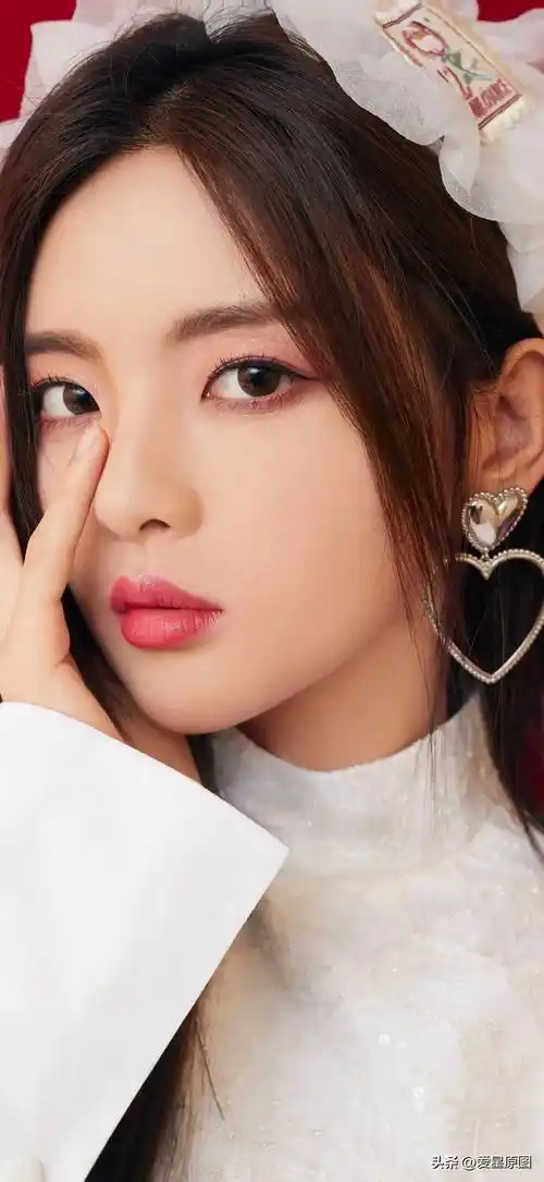 了中国内地新星杨超越各个时期经典的艺术超清原图写真壁纸七十七张