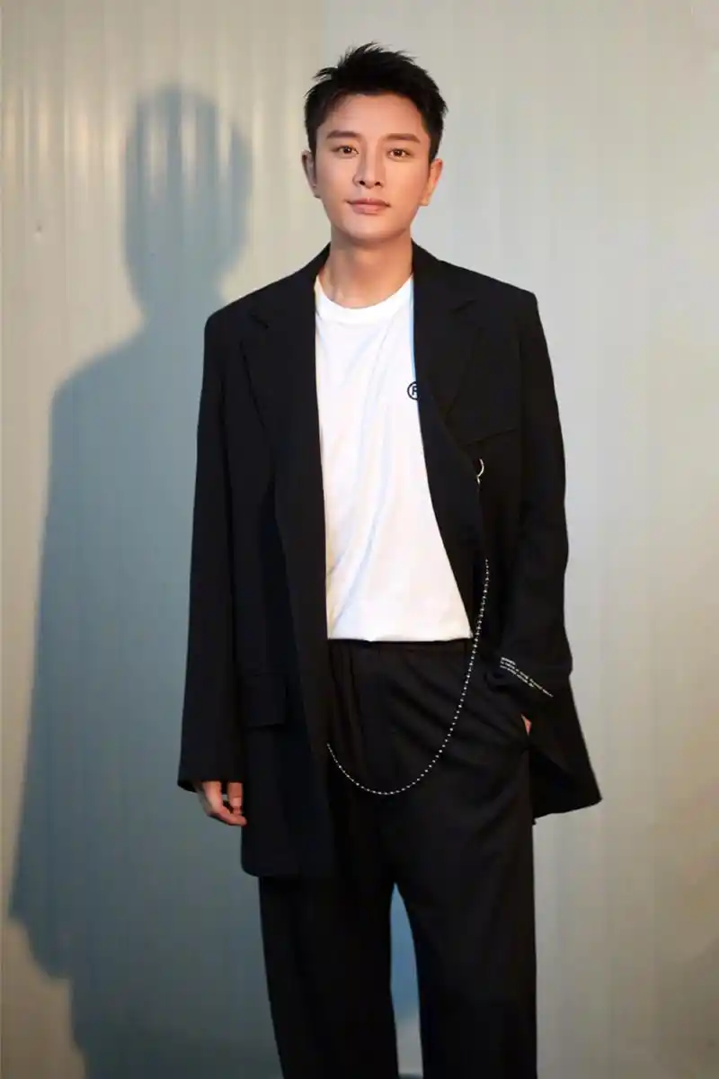 贾乃亮近照曝光一身西装干练英气神采奕奕活出男人潇洒的样子