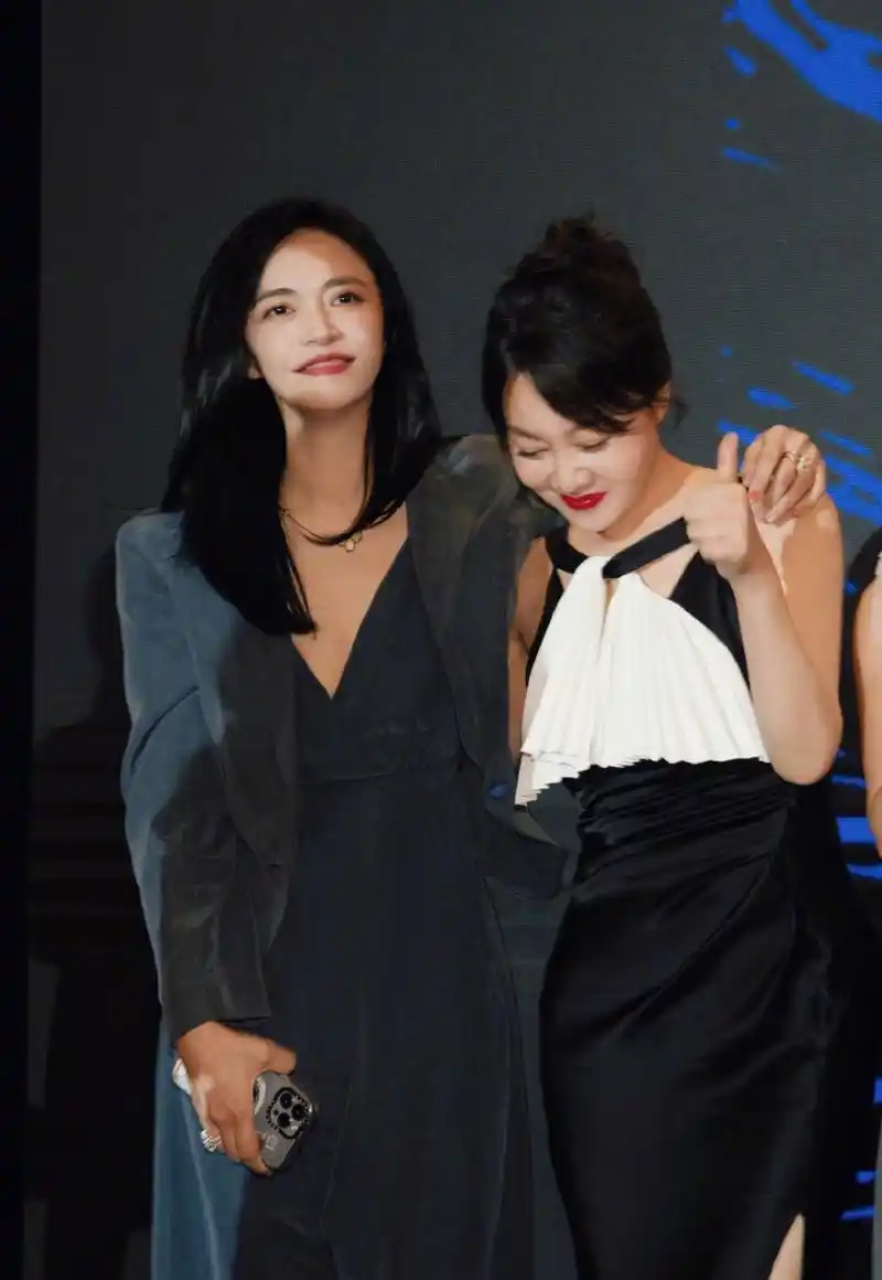 【姚晨闫妮吴君如合影】姚晨晒出自己在first青年电影展上,与两位老友