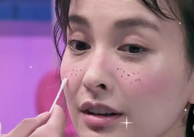 女星都不敢尝试的"雀斑妆",吴昕却大胆挑战,结果令人惊艳!