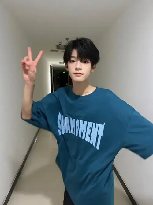 汪浚熙更新日常碎片自拍帅气的快乐boy,眼镜杀绝了!