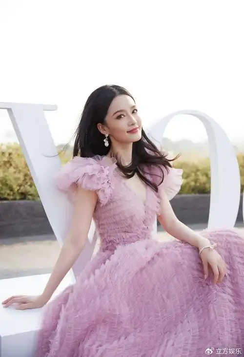 李沁穿裸粉色露背纱裙甜美迷人仿佛风中绽放的花