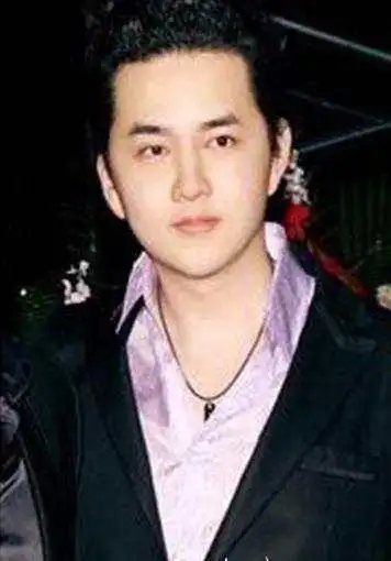 安又琪一路星路平平,好像没有那么大红大紫过,但是老公据说是超级富二