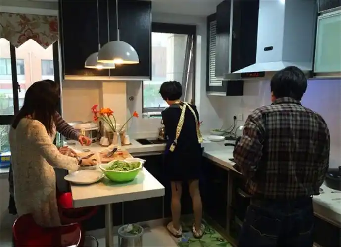 厨房开油烟机做饭为什么不能关上窗户原来有讲究