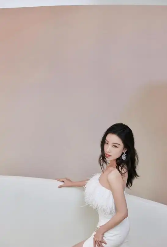 倪妮气质真好,普通的"羽毛裙",她穿上就很美