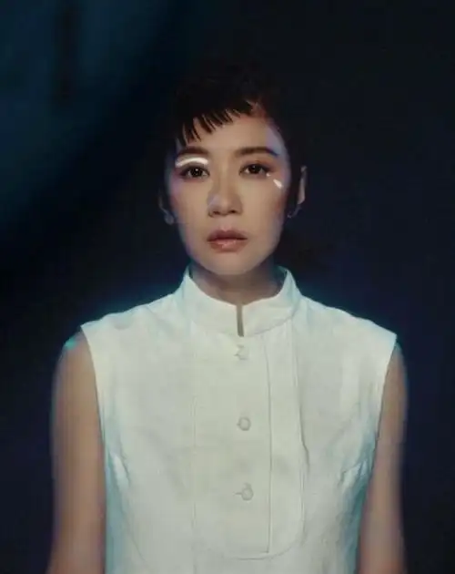 贾静雯曝狗啃式刘海写真玩利落御姐范