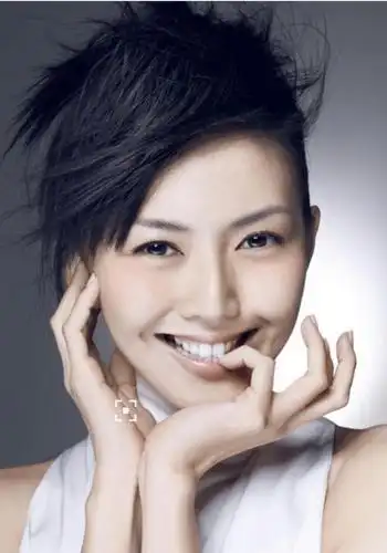 孙燕姿生日晒照露出甜美微笑获赞青春女神