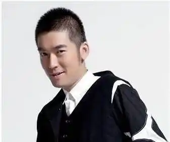 喜欢一些传统的男生发型了,而是喜欢选择一些更有个性的卡尺锅盖发型