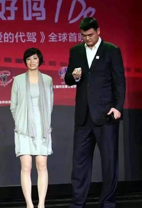 姚明夫妇罕见同框展现最萌身高差1米9妻子打扮优雅似超模