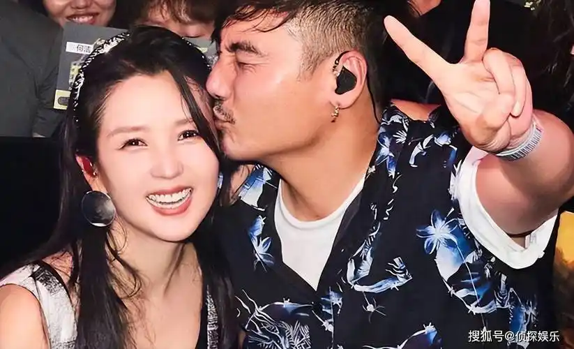 何洁被老公说又矮又胖,瞪眼反问刁磊是否嫌弃,夫妻打情骂俏好甜_老婆