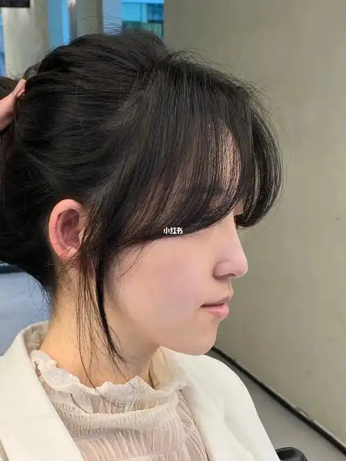减龄小八字刘海 发际线高适合什么样的刘海