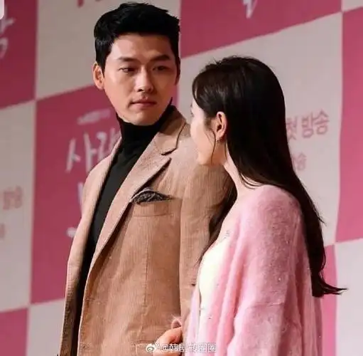 玄彬每次看孙艺珍的眼神都非常温柔,眼里只有她,在我看来,世间万物都
