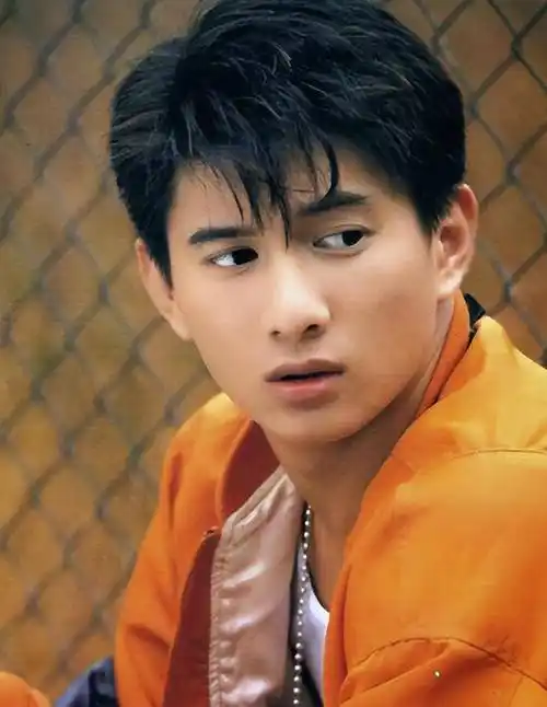 吴奇隆带儿子逛商场,祖孙三代罕见同框,步步长腿抢镜随刘诗诗