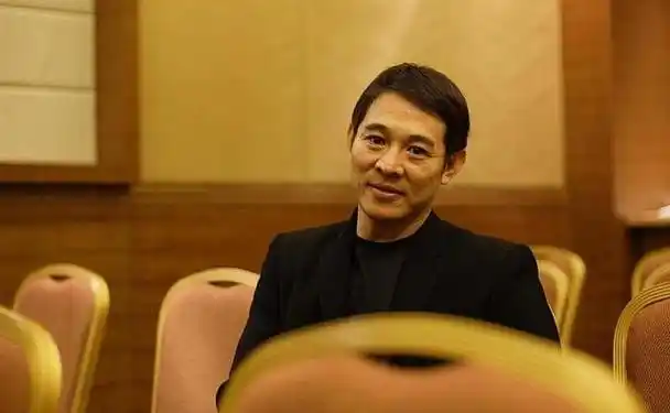 李连杰在向佐家里头戴花朵染黄发抱着向佐女儿像奶奶