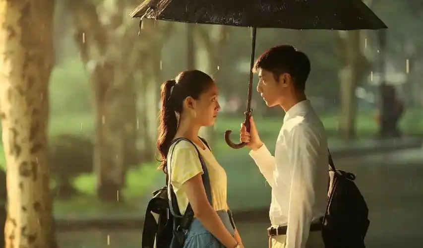 让白敬亭坦言想追的女孩,曾经光彩夺目,而今黯然失色_吴倩