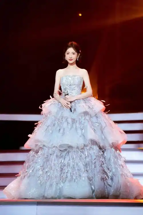 毛晓彤银色羽毛梦幻蓬蓬裙红毯造型,漂亮精致得像银河里的小仙女_玫瑰