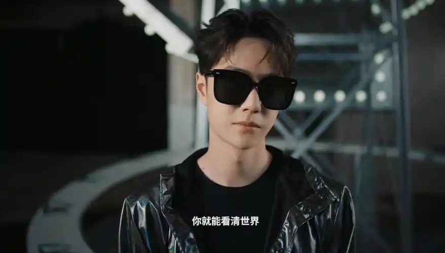 王一博代言眼镜海伦凯勒,1分钟宣传广告换2套服装超帅,2小时卖600万超