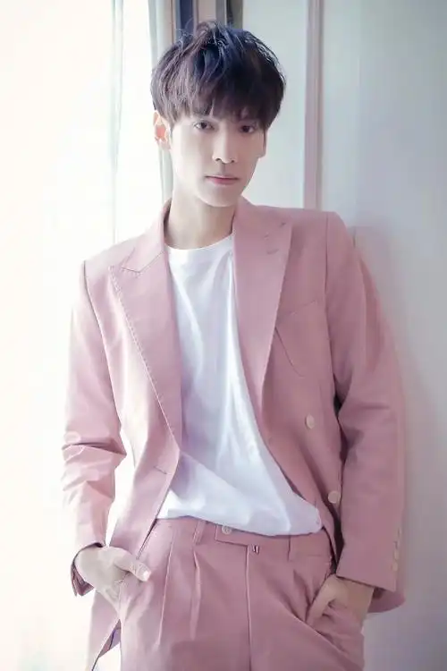 分享一组#西装杀 #罗云熙 是我见过穿西装最帅的男人601507