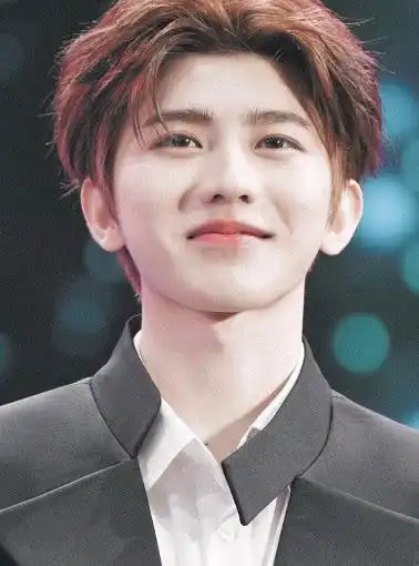 本以为易烊千玺穿军装够man了,直到看见蔡徐坤,才知什么叫酷