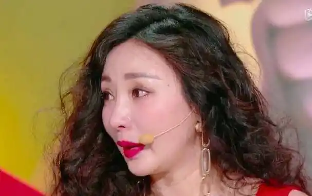 38岁柳岩颜值下滑,哭起来脸部浮肿,曝不化妆上课同学认不出_时候_识别