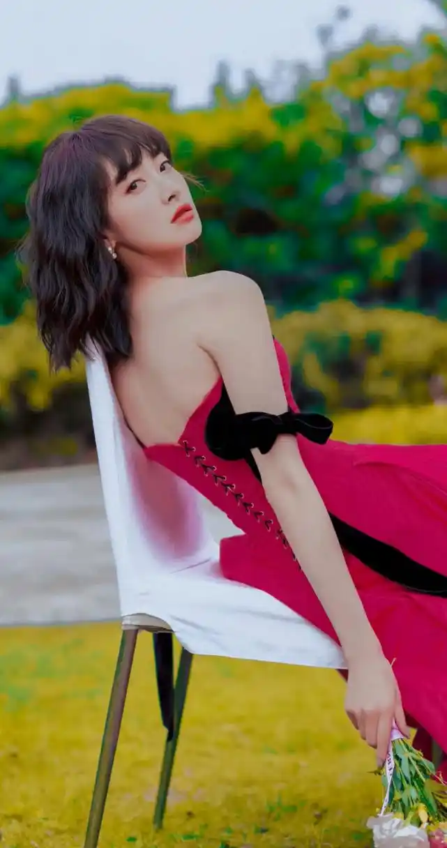 宋茜# 一袭粉红抹胸连衣裙,肤白貌美的绝美容颜,白皙水嫩的肩颈线