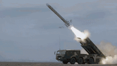 火箭军东风10a六弹齐射,千里之外精准炸楼,性能不输战斧