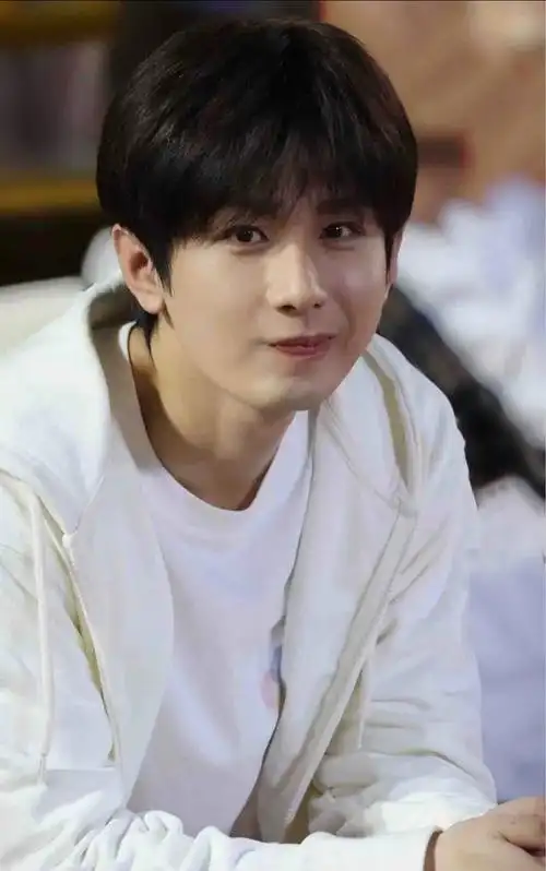 这也让成毅的讨论度一下子被拉起来了,成为了当下最红的男明星.