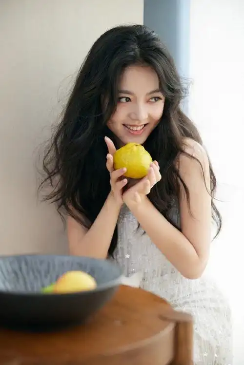 组图:赵今麦抹胸流苏裙精致贵气 海藻长发笑容清甜治愈十足_高清图集