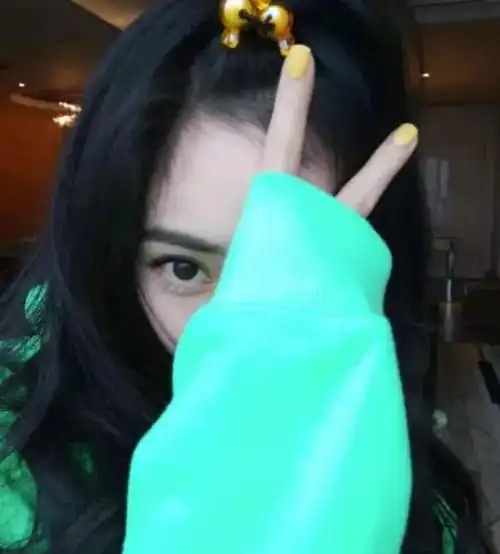 杨幂热爱在微博发比耶的照片.