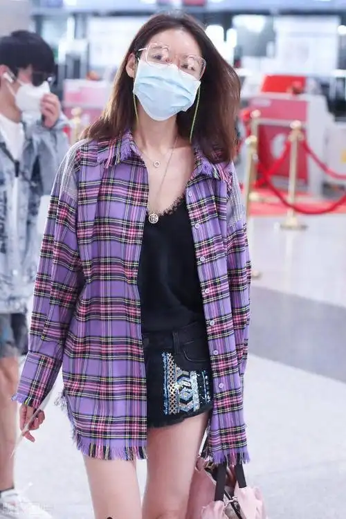 高露现身机场,格纹衬衫搭配短裤秀美腿,她的打扮一直很简约