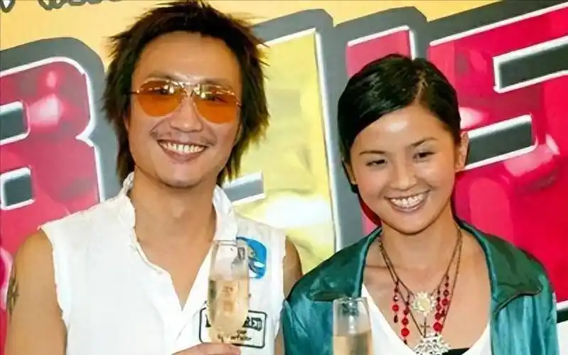 "阿sa:撬走陈伟霆,为阿娇两肋插刀,背景强到不敢惹_郑中基_杨颖_香港