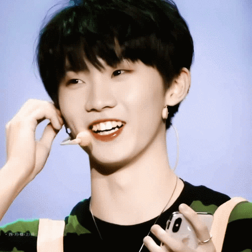 分享一组马嘉祺治愈系笑容动图,转走这个小马给你一天好心情!