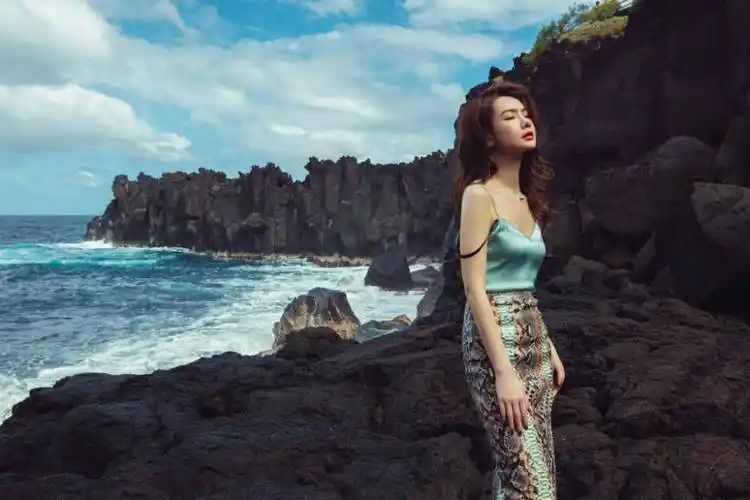 戚薇杂志大片来袭!孔雀蓝西服搭黑西裤出镜,依旧是帅气戚哥