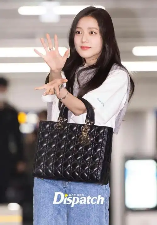 金智秀在机场出发的新闻图展现出她别样的魅力