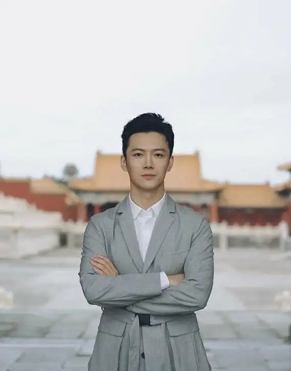 春晚新主持人张韬一夜走红他的人生背景不简单