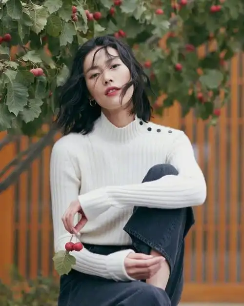 刘雯身穿白色高领毛衣,满满的温婉气质,短发造型也很抢眼!