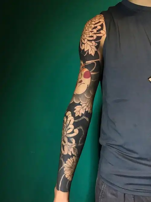 传统花臂阿多福菊花