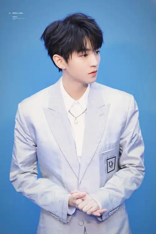 王俊凯灰色西装造型##迪奥品牌大使王俊凯