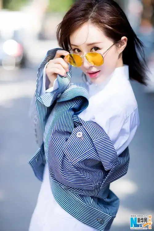 舒畅曝夏日写真 清爽演绎俏皮街头风