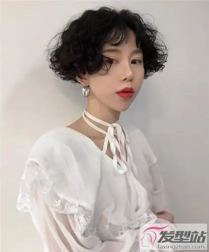 个性女生短烫发"小卷烫"短发复古时髦_发型站_最新流行发型设计发型
