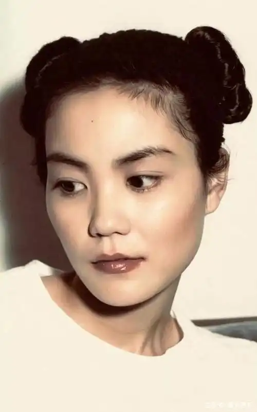 看过王菲年轻时的照片,才明白什么叫清纯靓丽,与世无争