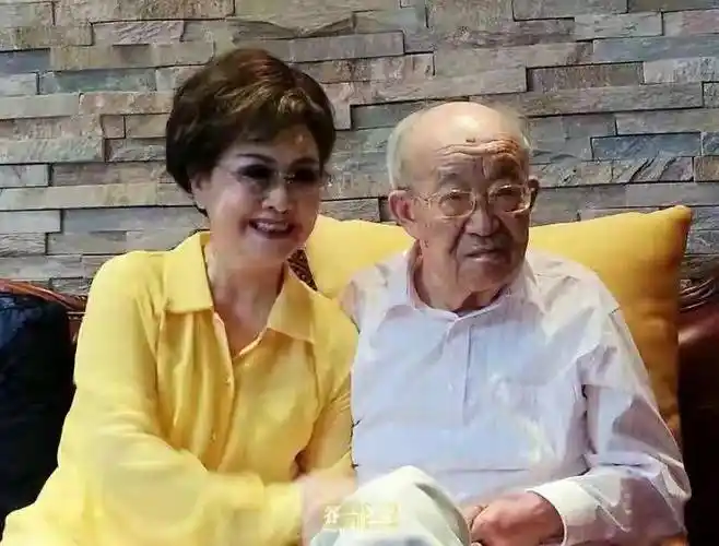 李谷一终于不装了摘了假发素颜合影白发根根分明还驼背看着亲切反倒