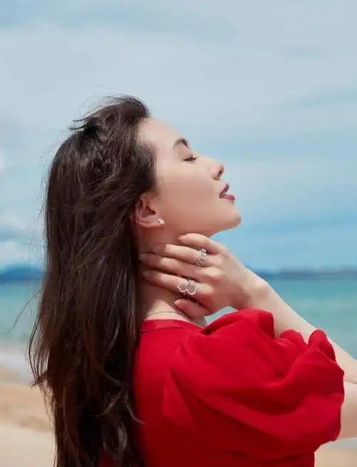 刘诗诗光脚在沙滩上拍照,美腿外露,妩媚动人,吸人眼球