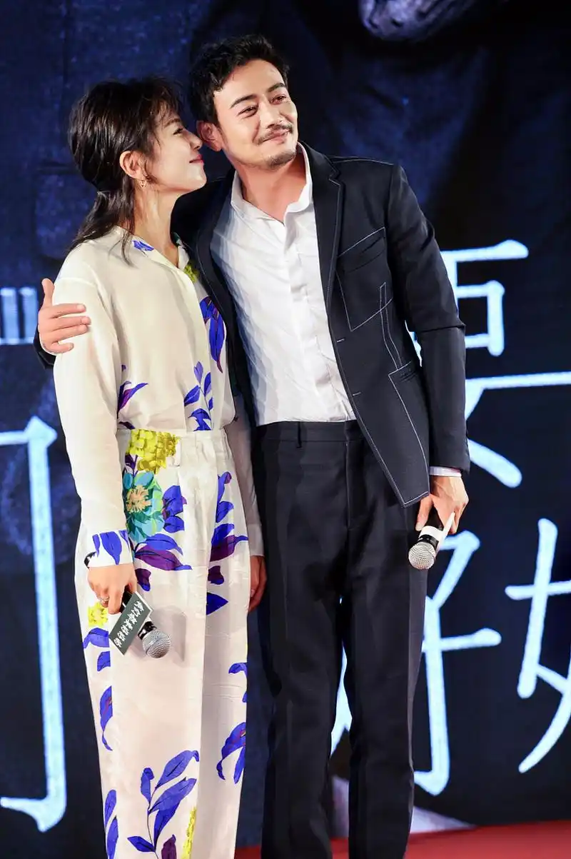 杨烁和刘涛到底是什么关系呢?公共场合都那么的亲密呢?